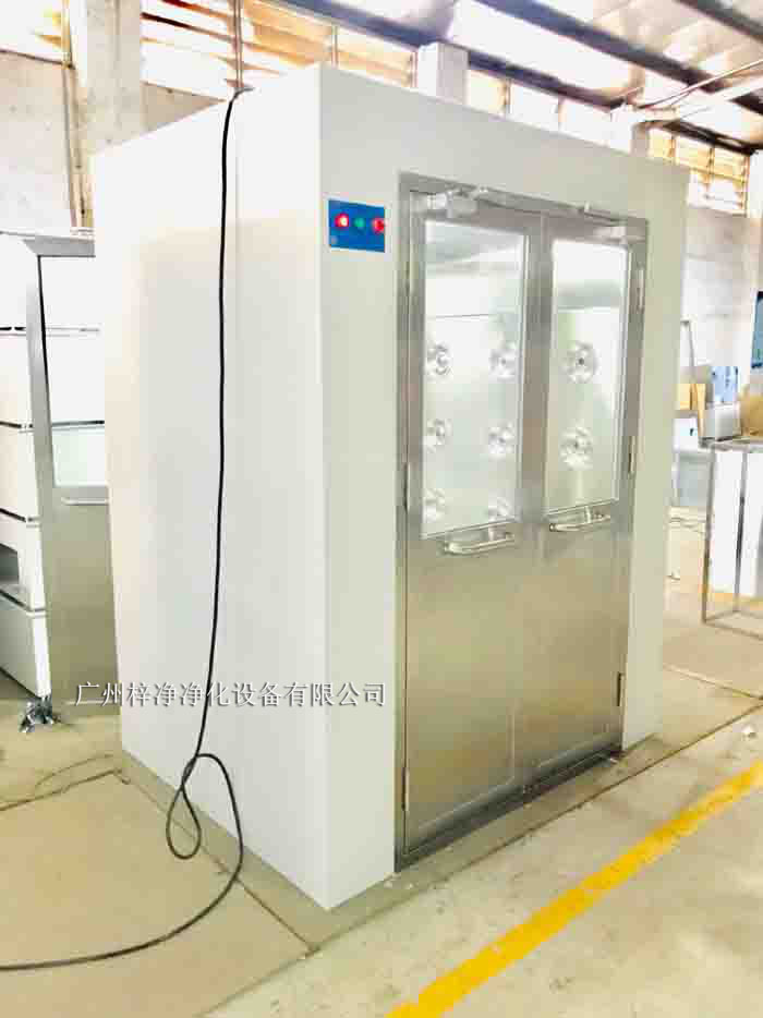 風淋室是一種密閉的凈化設備,主要由外殼、風淋噴嘴、風機、空氣過濾器、控制系統(tǒng)等部分組成。 風淋室是一種密閉的凈化設備,主要由外殼、風淋噴嘴、風機、空氣過濾器、控制系統(tǒng)等部分組成。