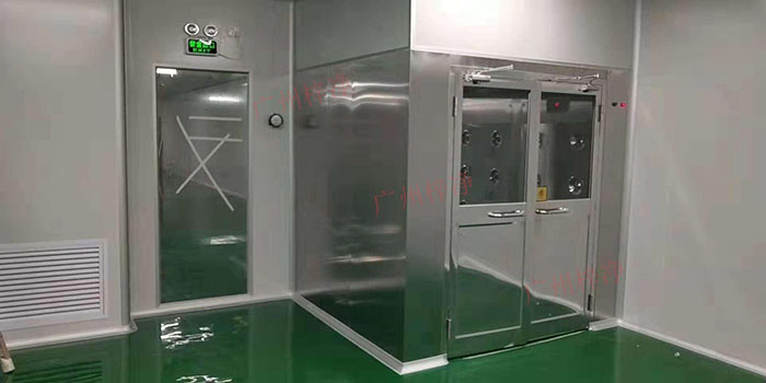 風(fēng)淋室原理是通過(guò)強(qiáng)效空氣射流對(duì)人員或物品進(jìn)行表面吹淋，以去除附著在表面上的塵埃和微生物。