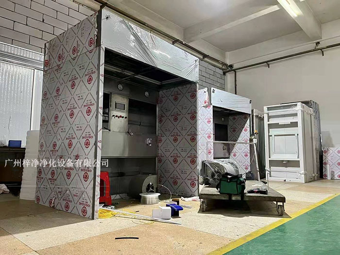 負(fù)壓稱稱量罩通過創(chuàng)造一個低氣壓的環(huán)境，防止生產(chǎn)過程中的粉塵、揮發(fā)物等有害物質(zhì)逸散到外界環(huán)境中，同時確保稱量結(jié)果的準(zhǔn)確性。