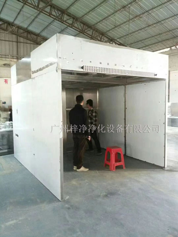 負(fù)壓稱稱量罩通過創(chuàng)造一個低氣壓的環(huán)境，防止生產(chǎn)過程中的粉塵、揮發(fā)物等有害物質(zhì)逸散到外界環(huán)境中，同時確保稱量結(jié)果的準(zhǔn)確性。