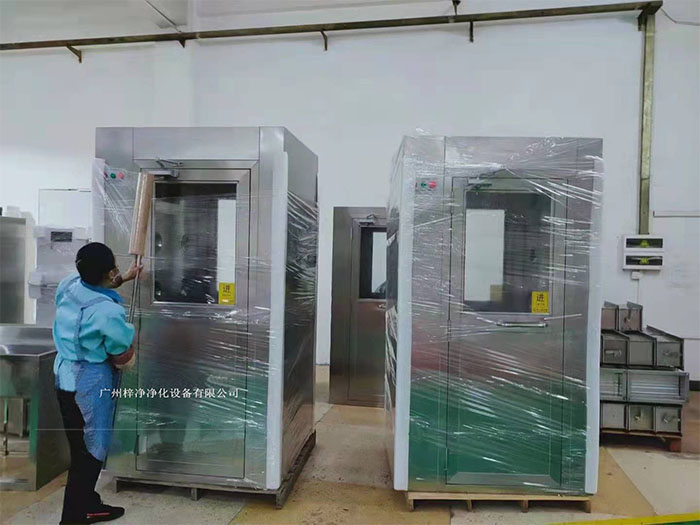 在風淋室外部包裝上，使用纏繞膜可以進一步提高包裝的密封性和抗沖擊性。