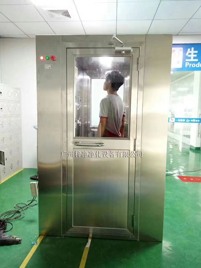 風(fēng)淋室作為防止塵埃進入潔凈室的重要設(shè)備 風(fēng)淋室作為防止塵埃進入潔凈室的重要設(shè)備