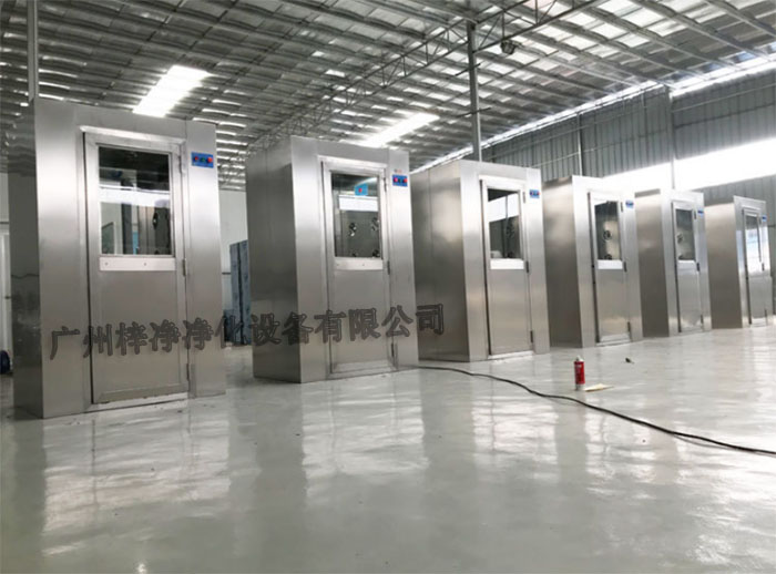 風(fēng)淋室可以有效去除進入實驗室人員的衣物、頭發(fā)等表面攜帶的塵埃和微粒,降低實驗室內(nèi)的污染風(fēng)險。 風(fēng)淋室可以有效去除進入實驗室人員的衣物、頭發(fā)等表面攜帶的塵埃和微粒,降低實驗室內(nèi)的污染風(fēng)險。